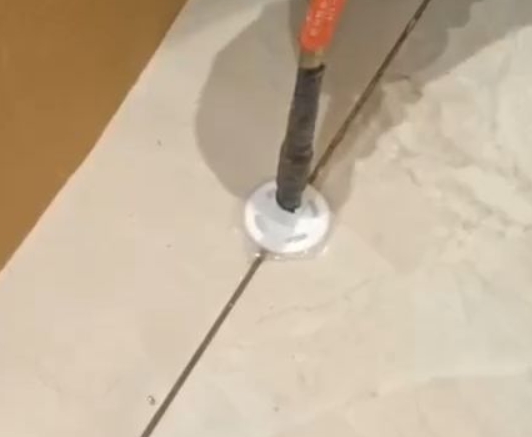 博乐瓷砖空鼓维修公司专业解答瓷砖在铺贴过程中，如果没有涂抹均匀到位的粘结材料（如水泥砂浆或瓷砖胶），可能会导致以下问题