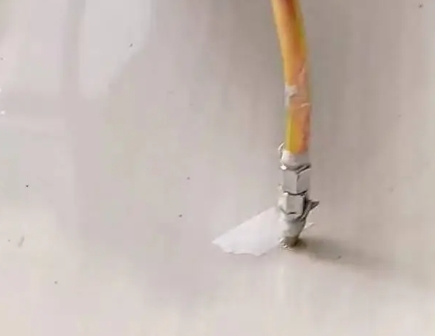 博乐瓷砖空鼓维修公司专业解答在瓷砖铺贴过程中，如果使用的砂料过粗（如全部使用了粗砂），可能会导致以下问题